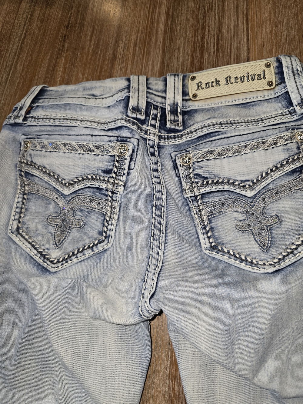 Rock Revival Women’s Light Wash Embroidered Pocket Jean Capri Size 28